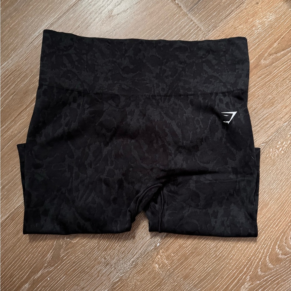 Gym shark scrunch shorts